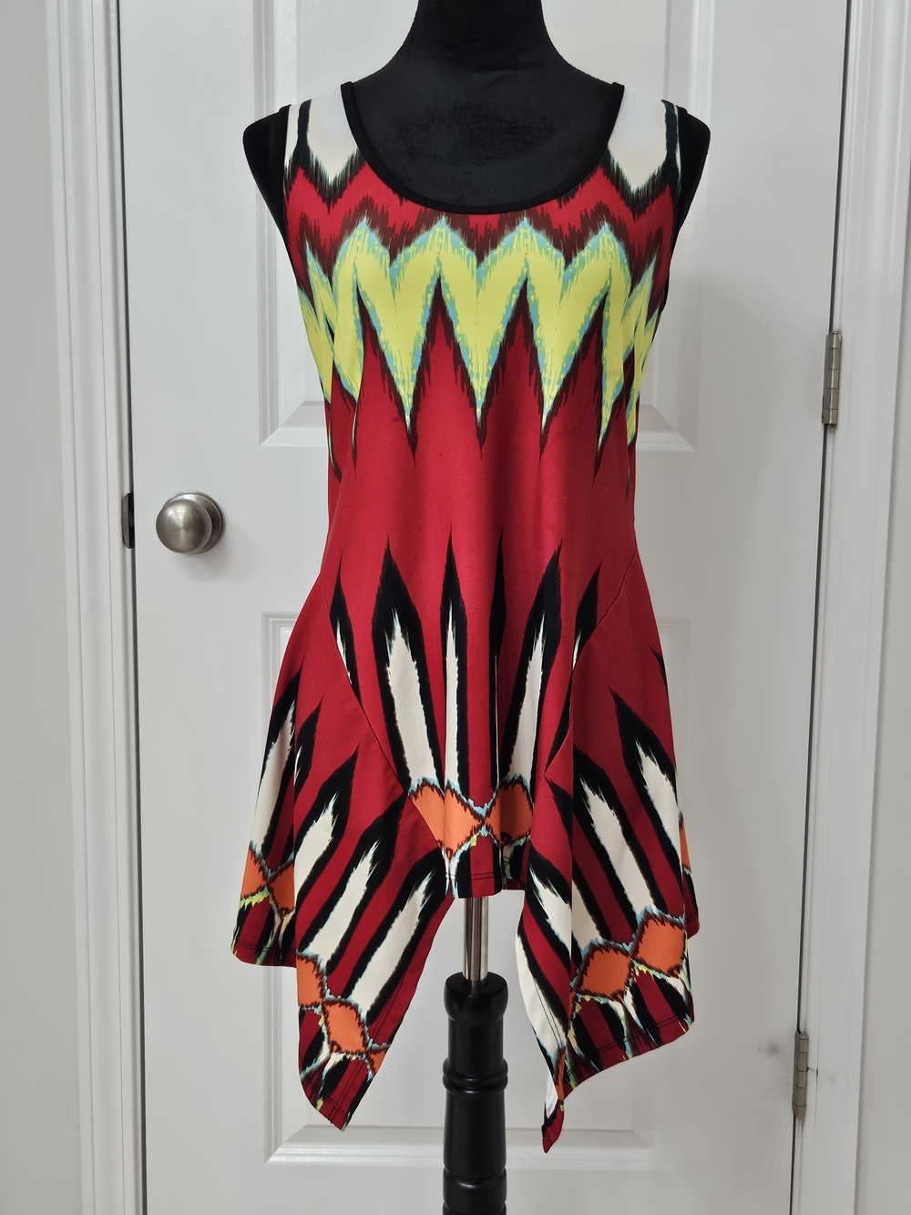 New York & Company Red Multicolor Sleeveless Top
